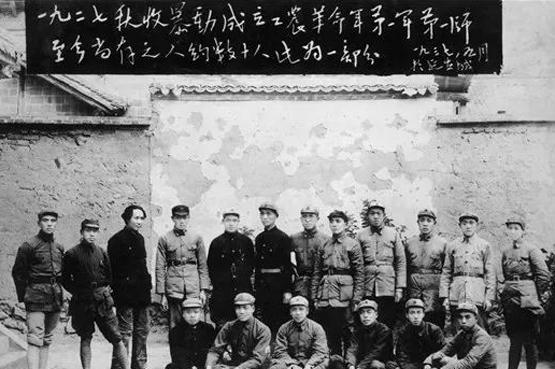 熟悉毛主席的人，应该都见过这张照片。这是在1937年5月9日，中央在延安开会，