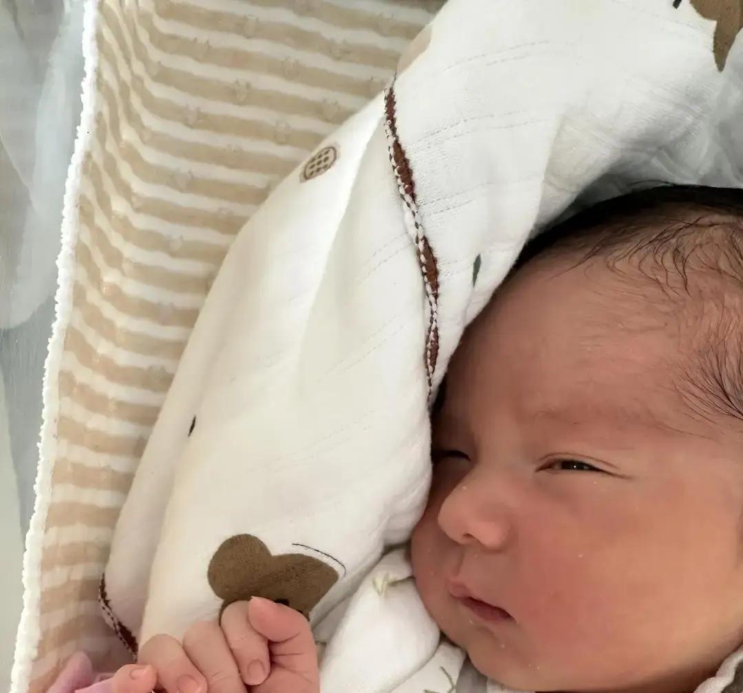 今早当着月嫂和四岁大女儿的面，我老公一把掀开我正在坐月子的被套，狠狠砸上一句“要