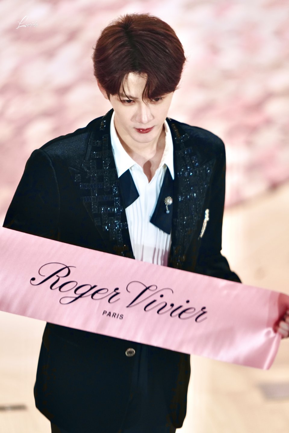 檀健次×RogerVivier香港线下活动，身穿钻饰西服套装搭配品牌珠宝