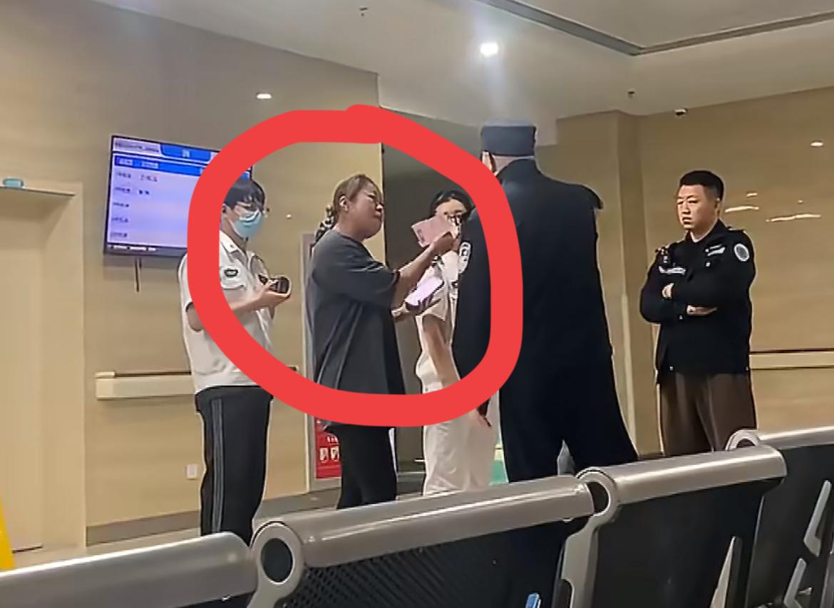 图中的女子认为120车费不合理，拒绝支付，竟然还叫帽子叔叔来帮助维权。既然嫌