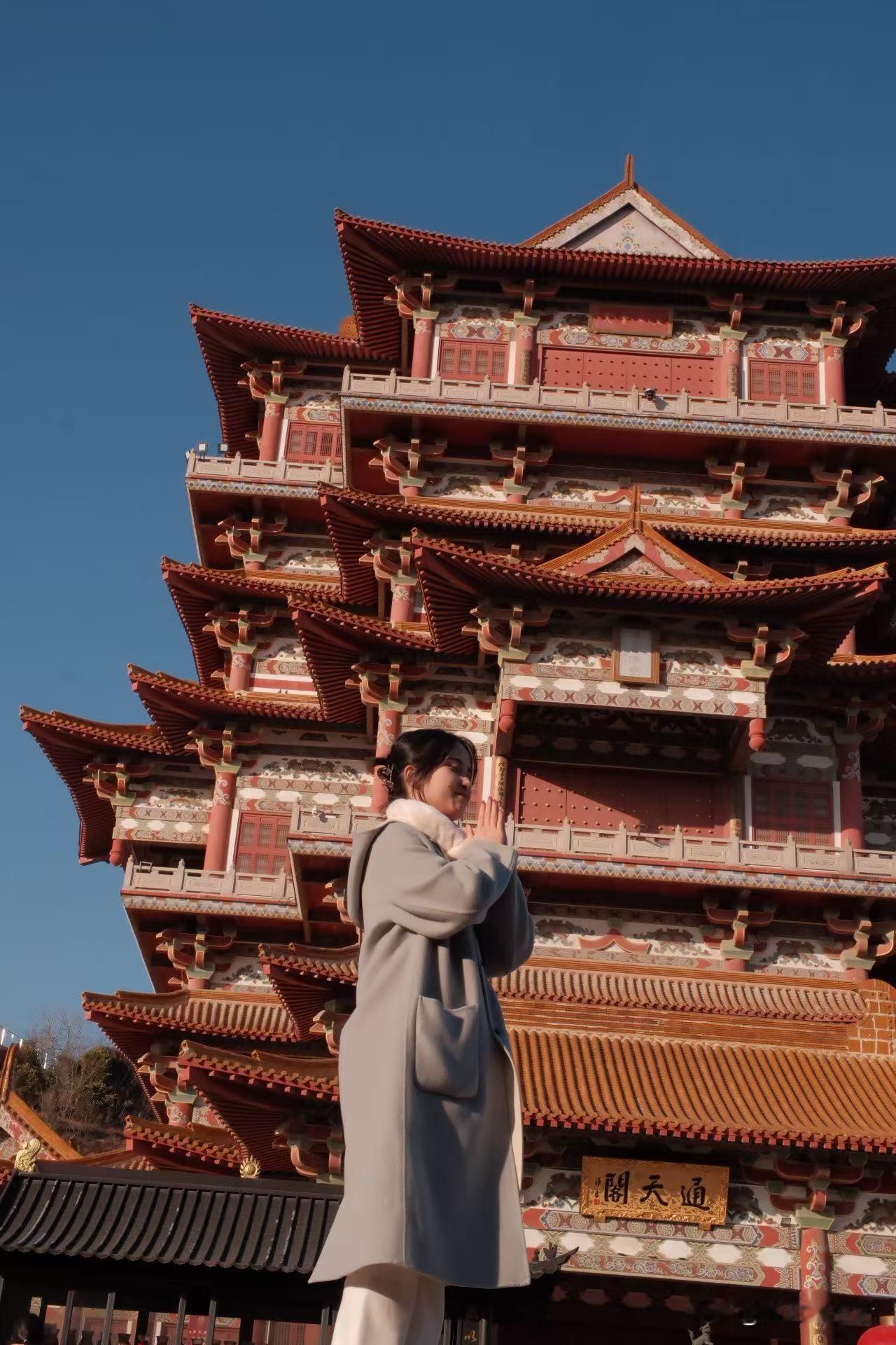 奇妙的姻缘一男子来寺庙里求姻缘谁知刚点燃香被旁边一个小孩碰了一下男子手里