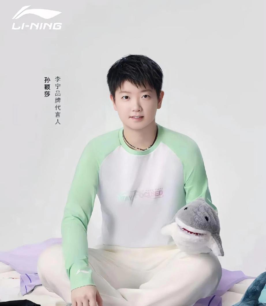 不得不说，有的时候衣服真是分人穿。就比如说莎莎穿的这一件，其实没有什么特色