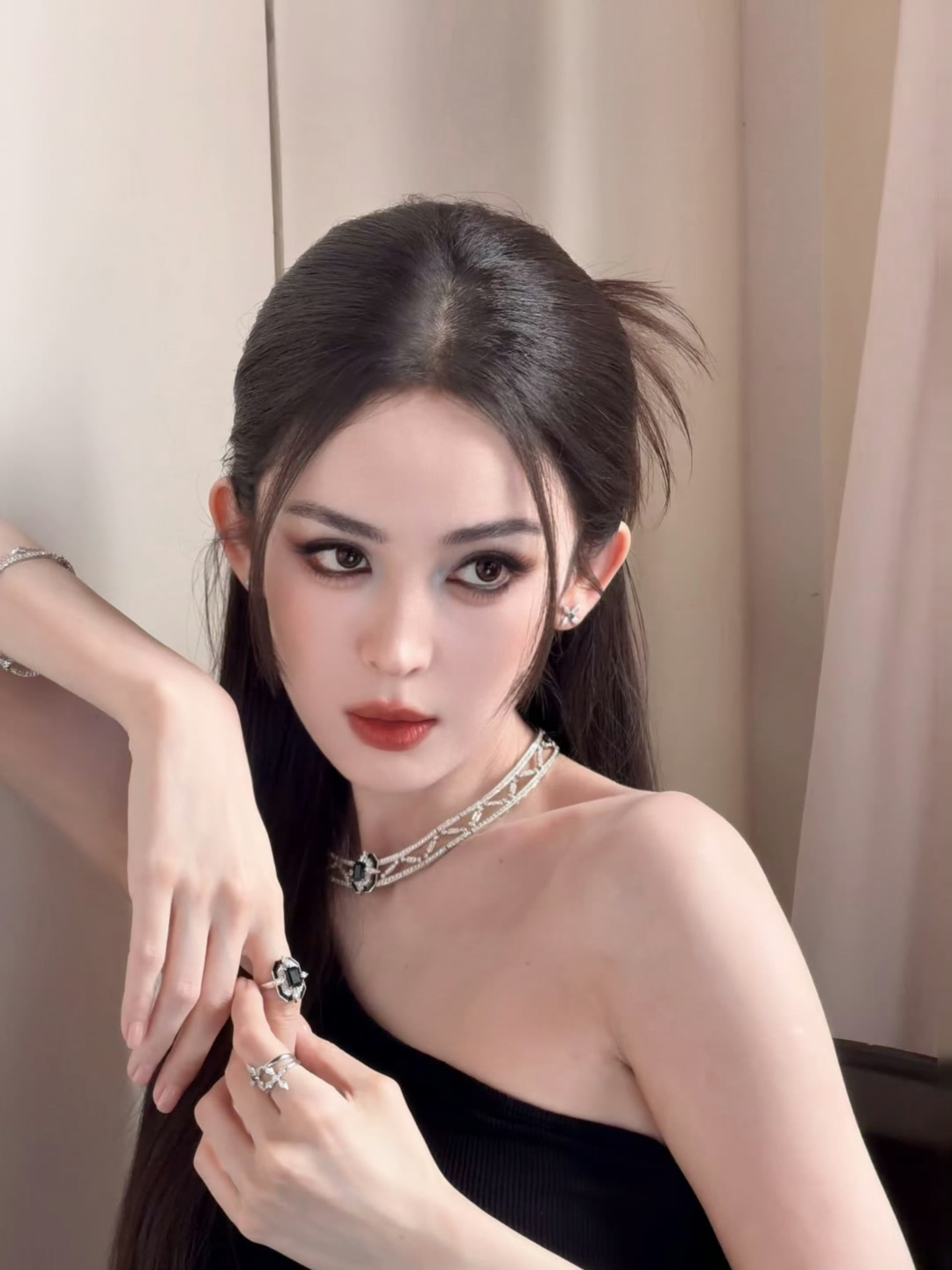 娜扎今天线下造型貌美娜扎这也太酷了吧，每一帧都美到失语