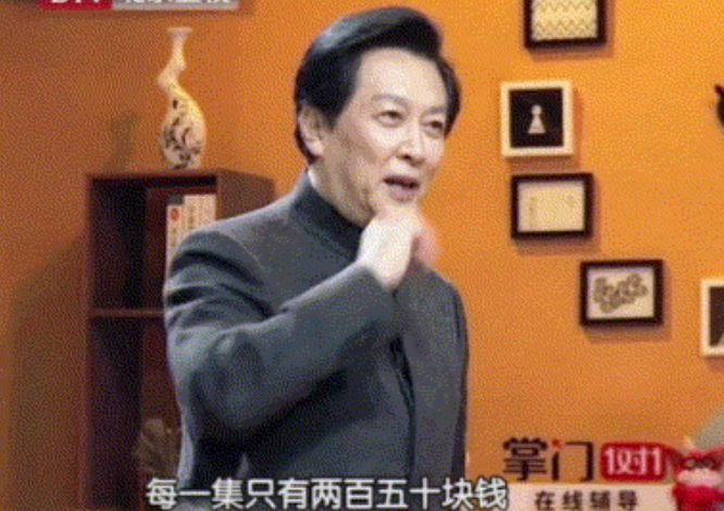 有一次，主持人问唐国强：“听说你们拍《三国演义》的片酬特别低？”唐国强笑了笑：“