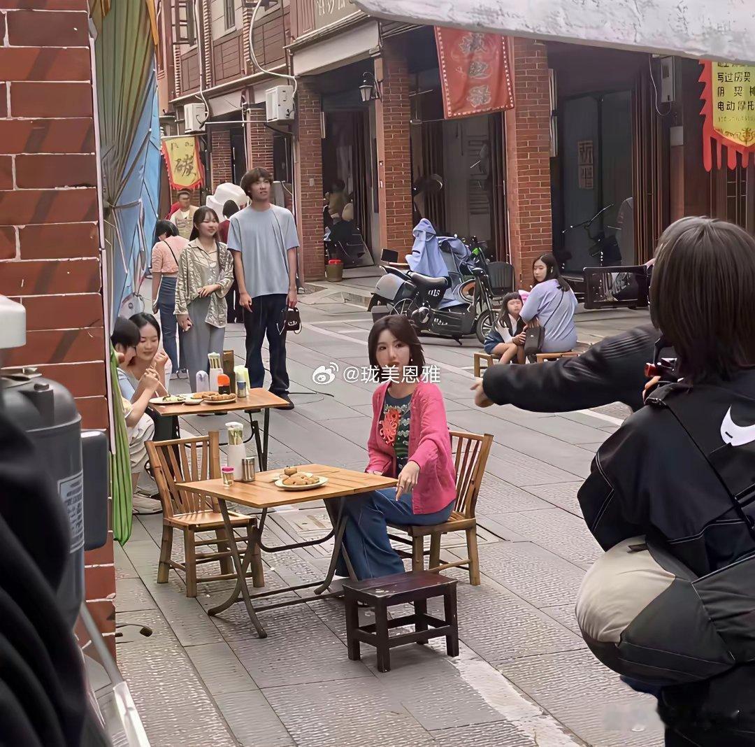 别再被毛晓彤骗了，真实的毛晓彤长这样！果然明星还是得看生图啊！