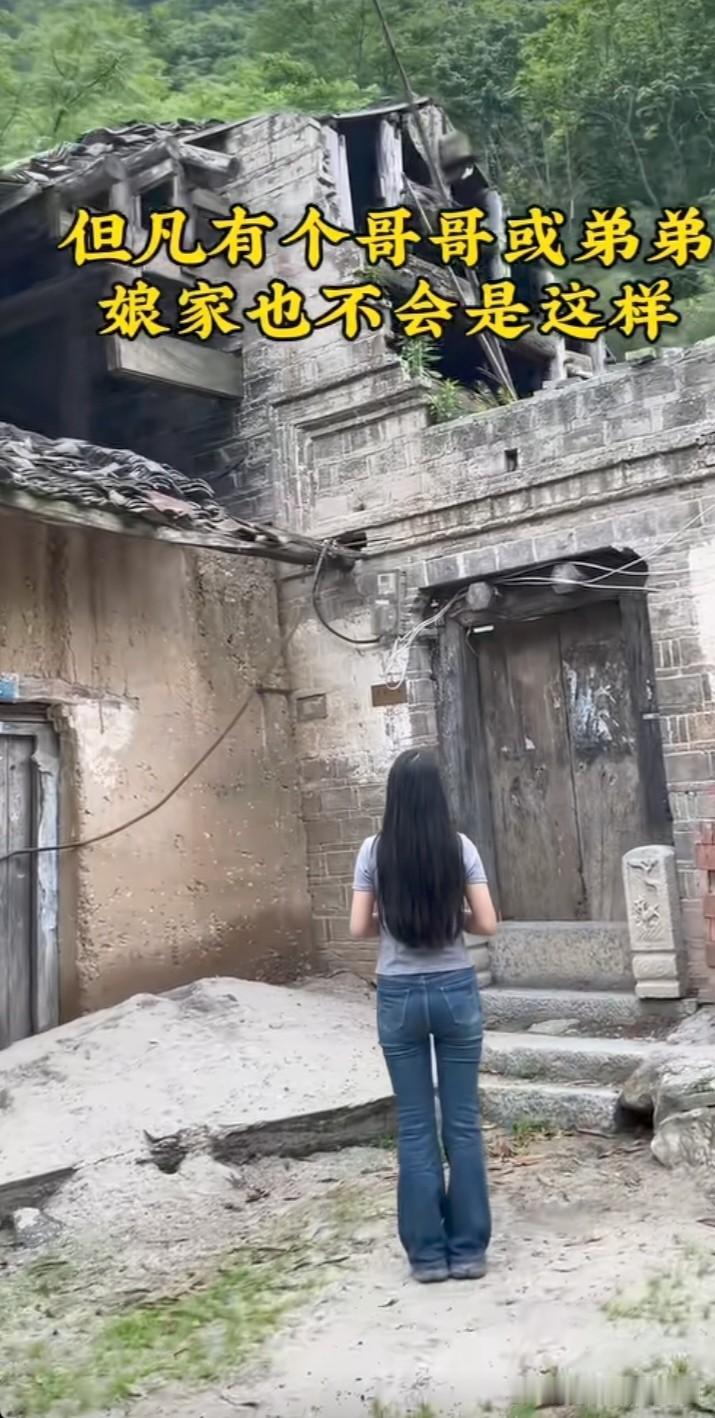 昔日的大户人家，如今只剩残垣断壁，一片凄凉，一阵伤感，女子站在门前除了回忆，就是