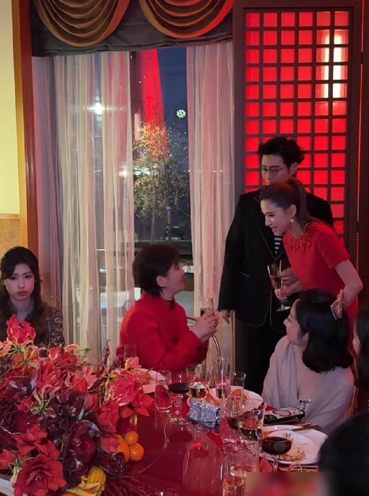 徐帆没站起来的那一刻，在场一半人心里咯噔一下。其实就是个很简单的敬酒场景，赌