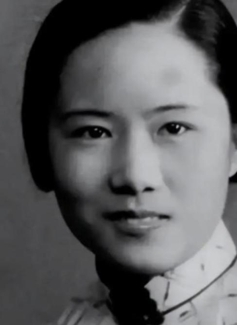 她帮助美国造出原子弹，在37年后回国，可她见到周总理后的第一句话是："我找不到父