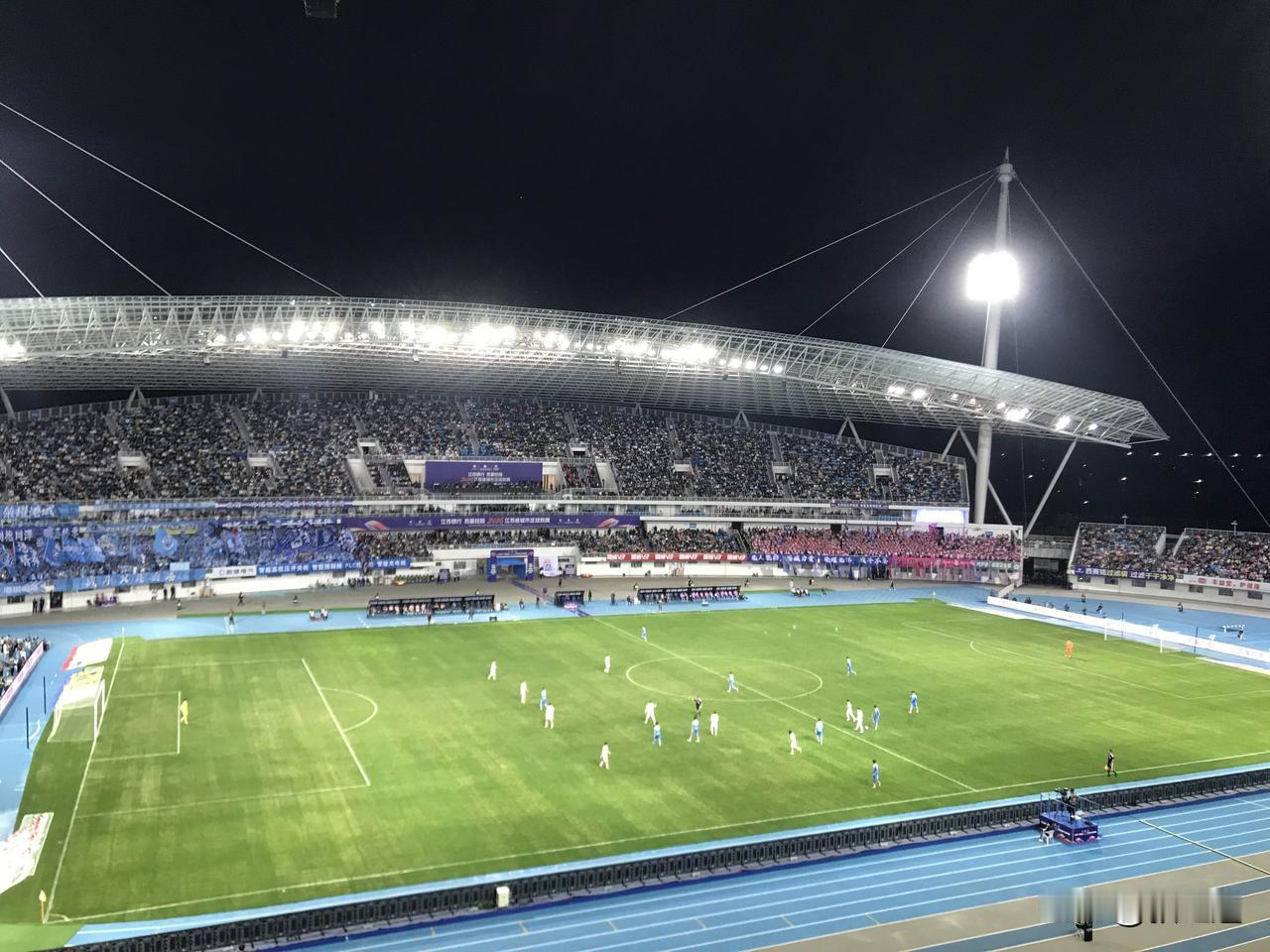 连锡一家亲。苏超连云港主场对阵无锡队的比赛还未开始，全场多次响起欢迎无锡队的欢呼