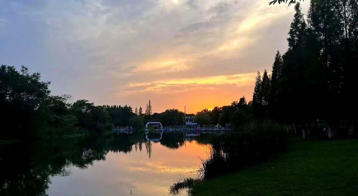 我俩正愁暑假孩子没人带。下午接完婆婆电话，脑瓜子嗡嗡的。老太太非