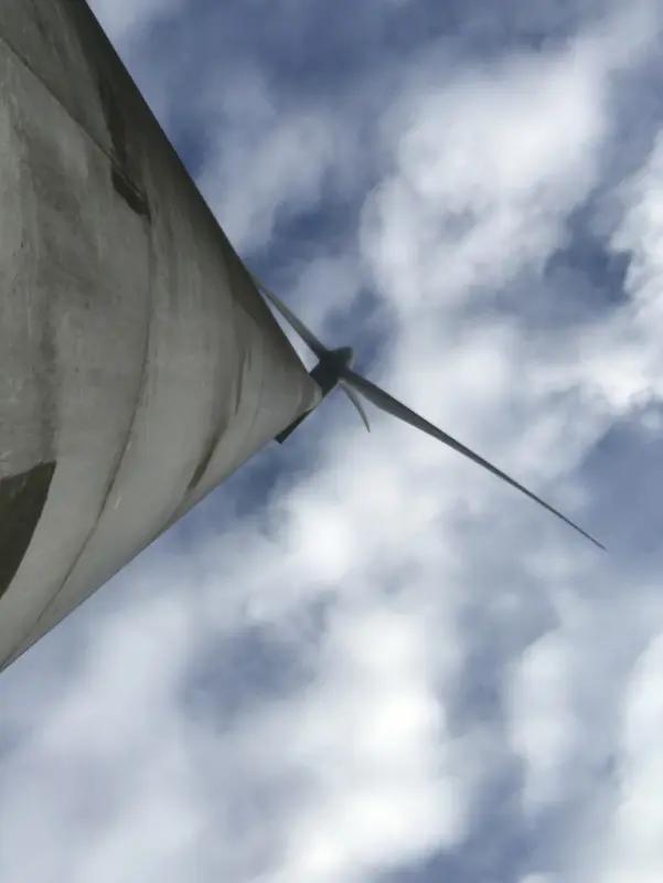 2025年1月7日，三辆运输风力发电机叶扇的大件运输车从昆楚大高速出发，从塘子铺