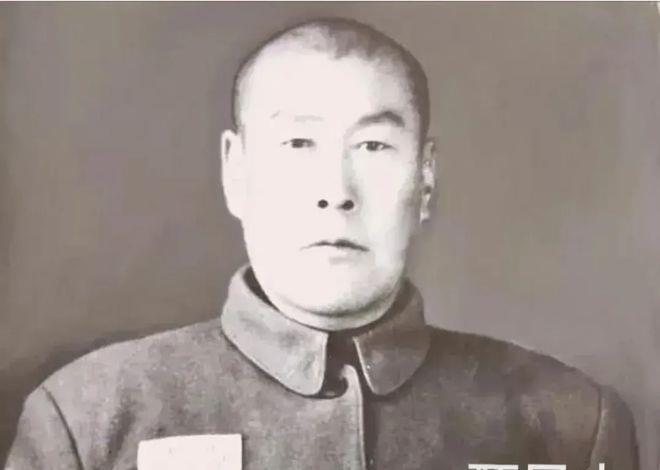 1942年，潜伏在八路军中的日本女特务张美智，刚参加完会议，却倚在门上对着游击队