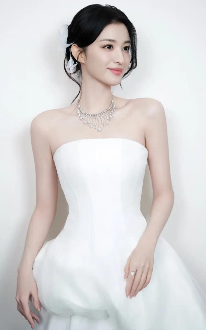 优雅白裙，闪耀珠宝，完美新娘风范！💍✨