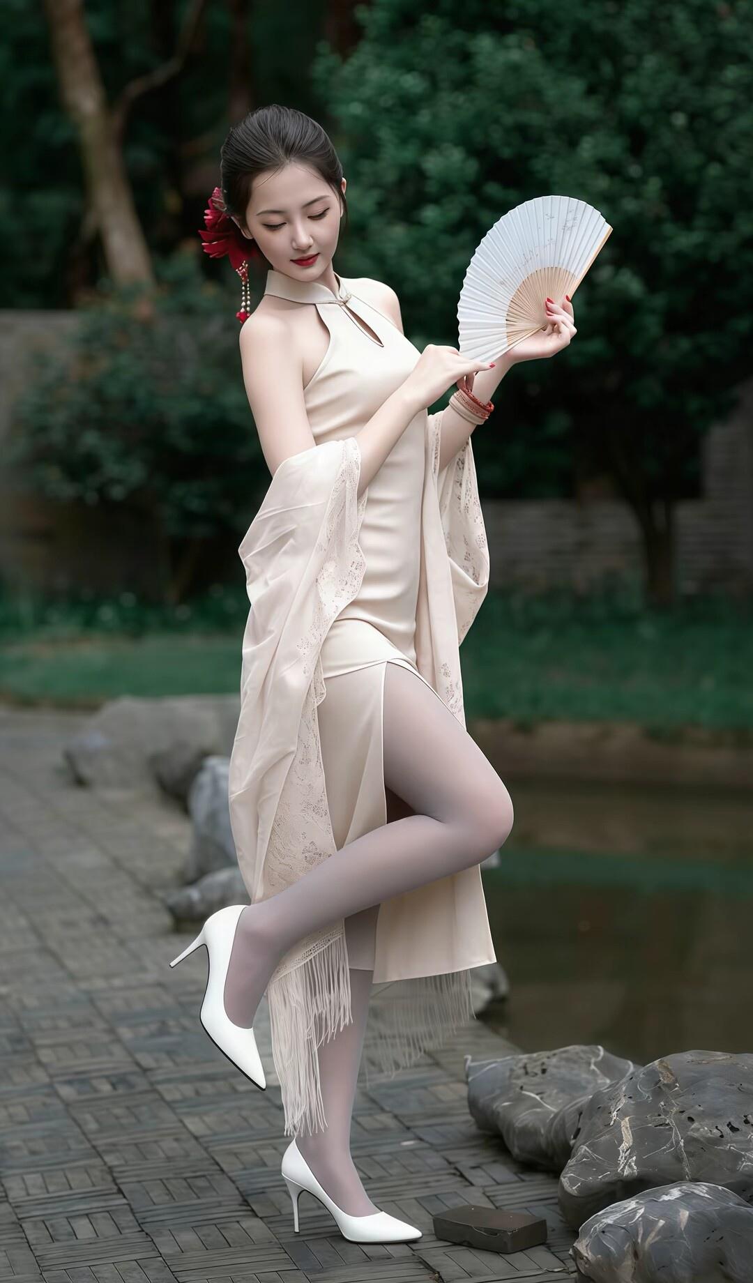 优雅旗袍美人，手持折扇，漫步在绿意盎然的园林中。
