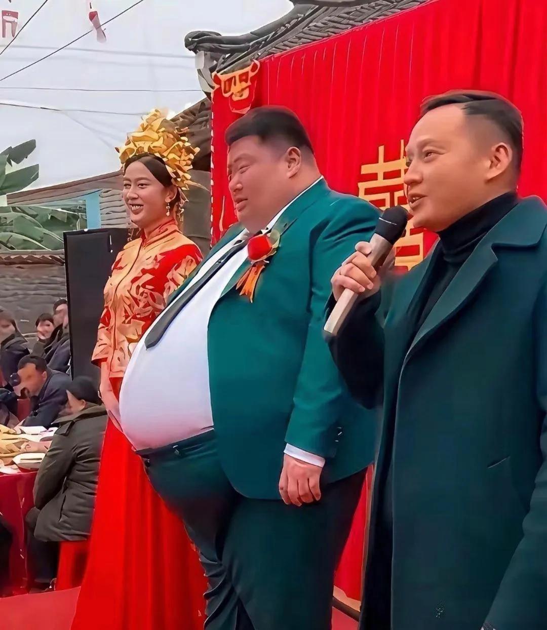 新娘一定是遇到了真爱，祝他们幸福吧！