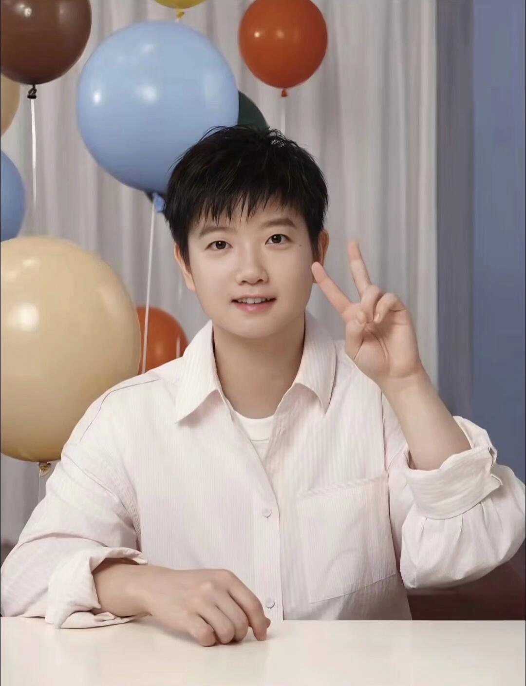 孙颖莎可可爱爱，这颜值真的高，让人觉得很舒服，祝大家“冬至快乐”！莎莎也好吃饺