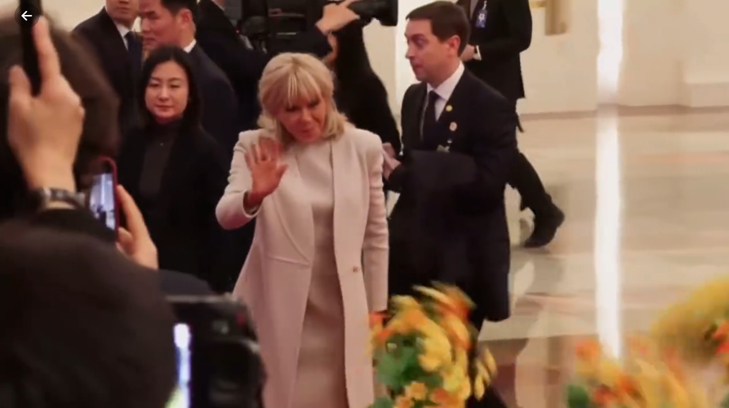 12月4日法国第一夫人布里吉特出席北京欢迎仪式！浅咖色风衣搭配同色系裙装，一身量