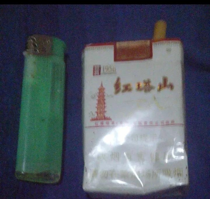 反反复复戒，反反复复吸，也知道吸烟对身体不好，可每天雷打不动的两包。最近几年烟