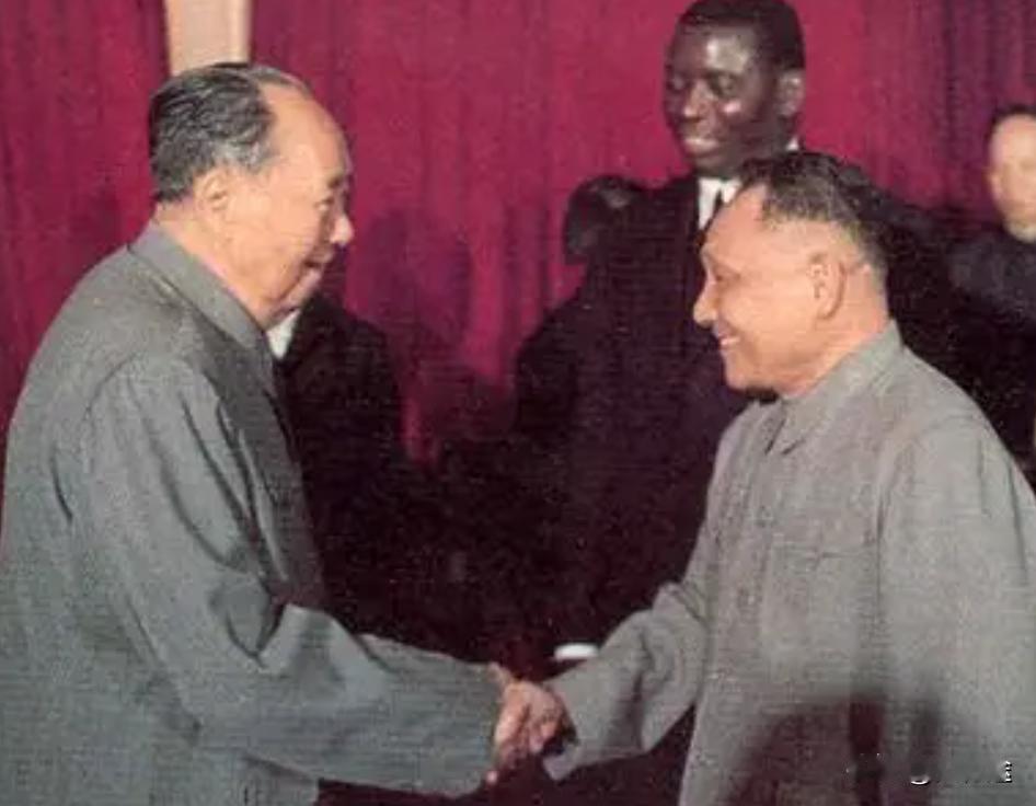 1975年，毛主席把邓小平和王洪文叫到身边，问他们：“我死后，中国的前途如何？”