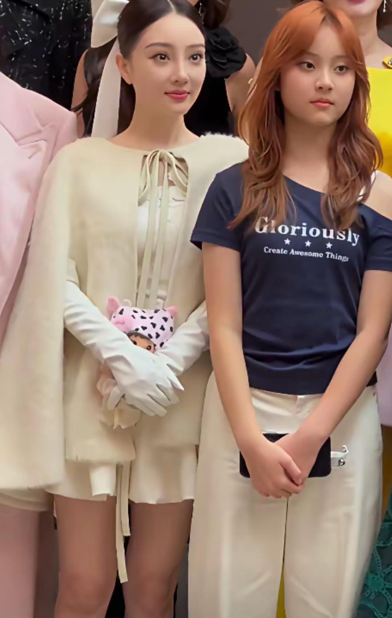 甜馨和妈妈一起出席活动，妈妈打扮的很少女，少女打扮的却很休闲。