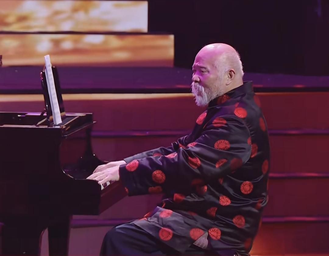 说李琦是“糙人”可太冤了，他分明是全能宝藏。在“丝绸之路希望之光”公益活动上，