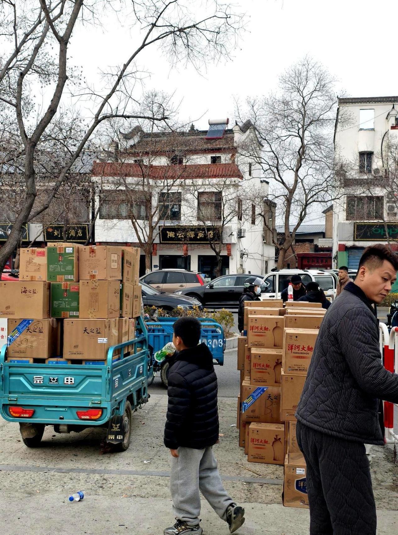 你以为福利酒自己喝？员工在厂门口直接换钱。四箱酒到手，转身卖1120元现金