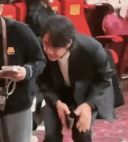 王一博——细微之处见人品电影华表奖颁奖晚会上，有人抓拍了青年影视演员王一博的