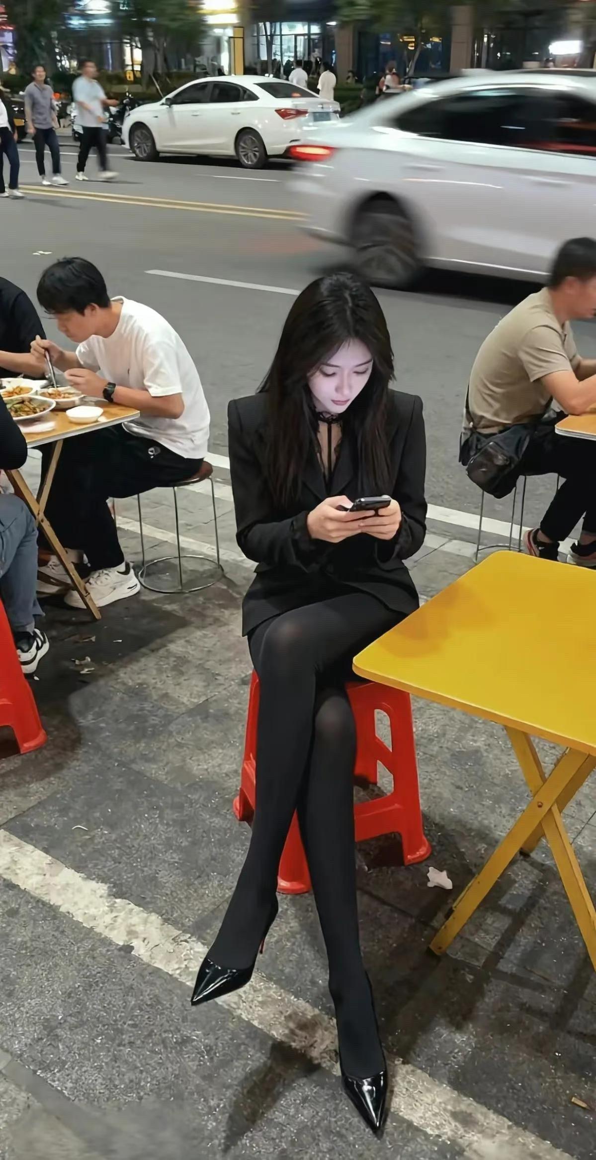 如果用权利泡女人，女人一定会对你服服贴贴，如果用金钱泡女人，女人会和你讨价还价，