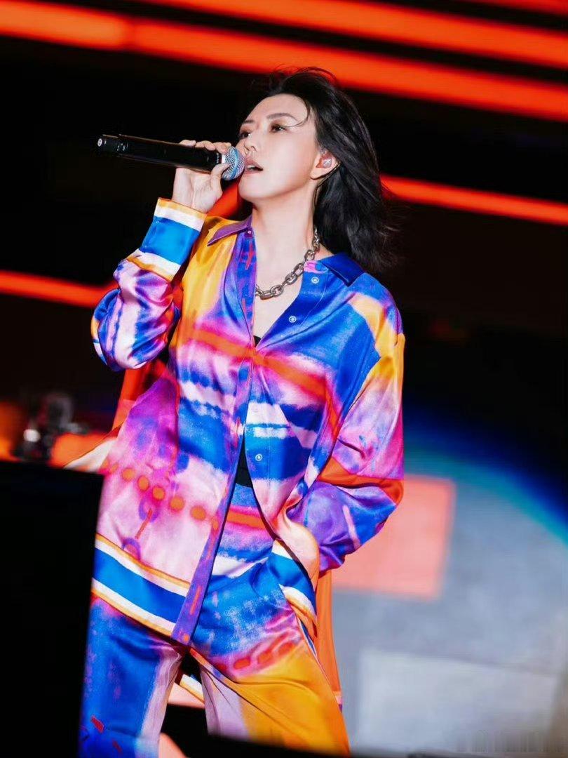 孙燕姿是尤长靖的青春早年尤长靖练习转音和情绪处理，全程以孙燕姿为标杆，通透治愈