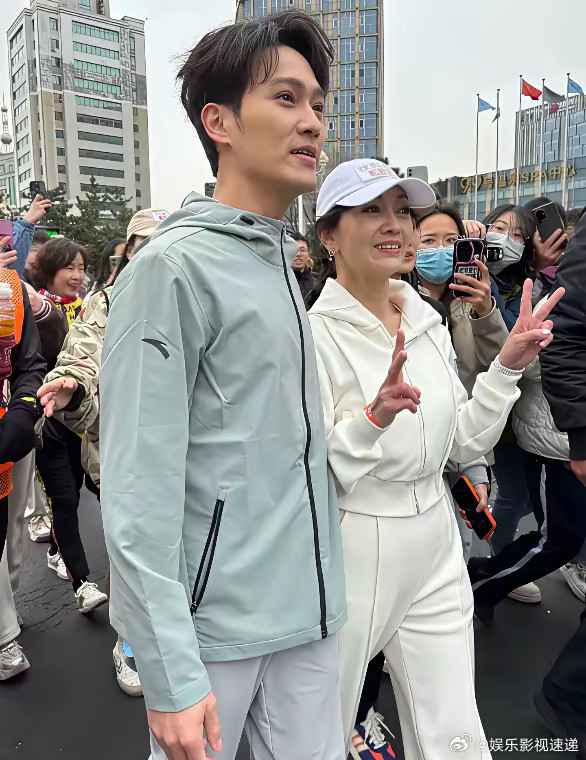 71岁的赵雅芝一把年纪还在直播带货。​我好奇她三个儿子是做什么工作的。​需要七旬