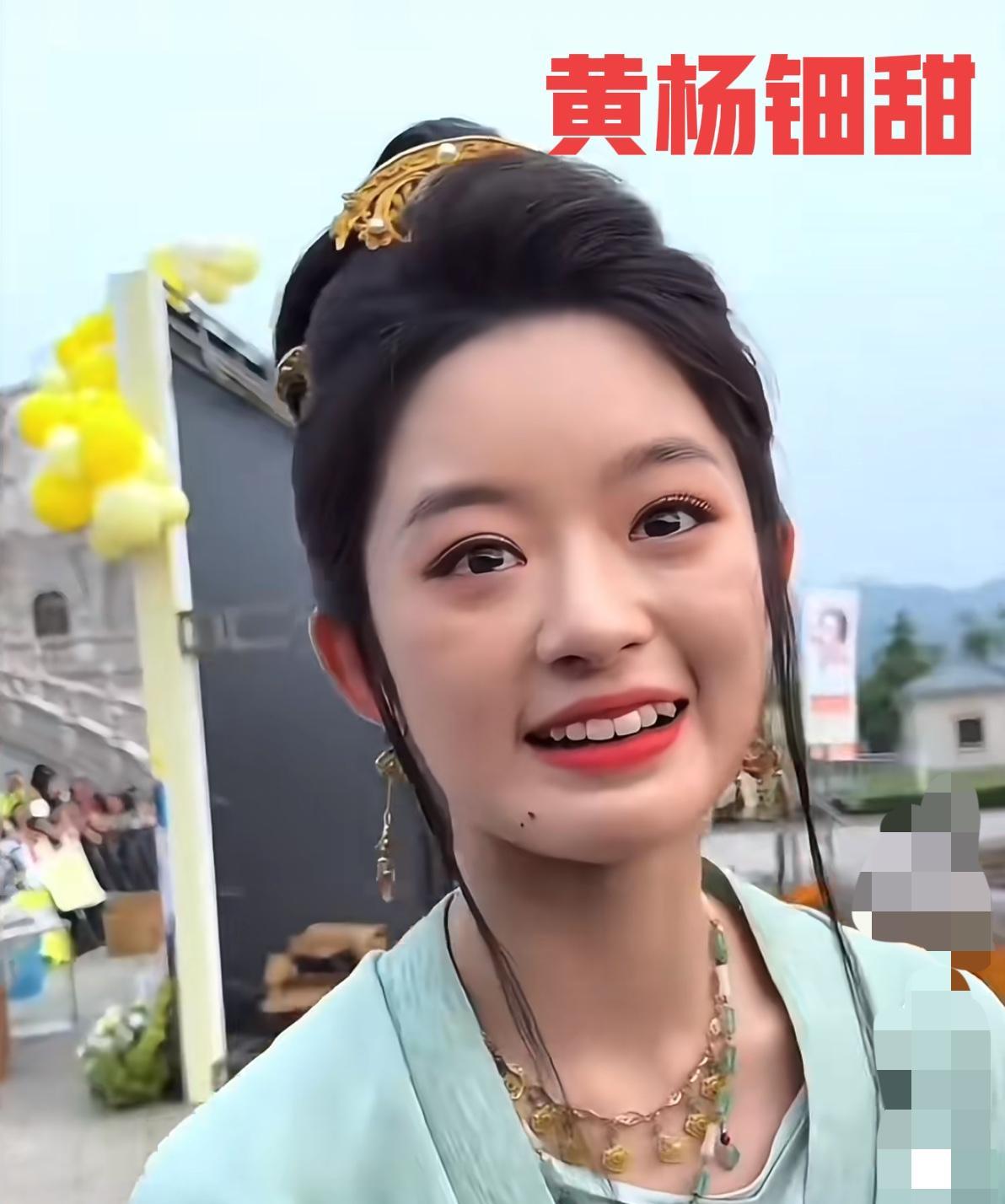 我闺蜜是学心理学的，我把黄杨钿甜私下的视频给她看了一下，她看完就说，这个小女孩