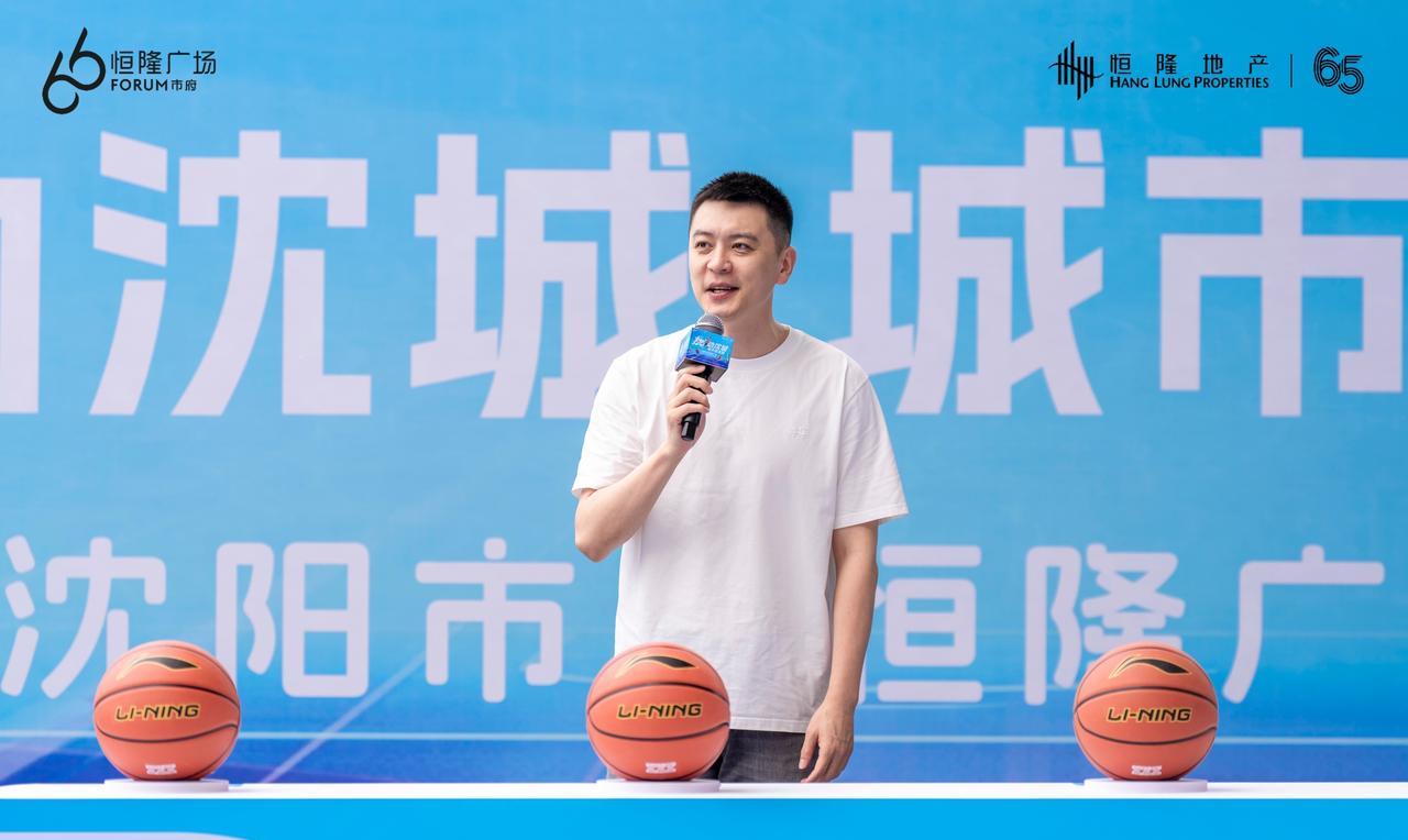 辽宁男篮主教练杨鸣今天来到沈阳市府恒隆广场，助力沈阳城市篮球联赛启动。杨鸣利用备