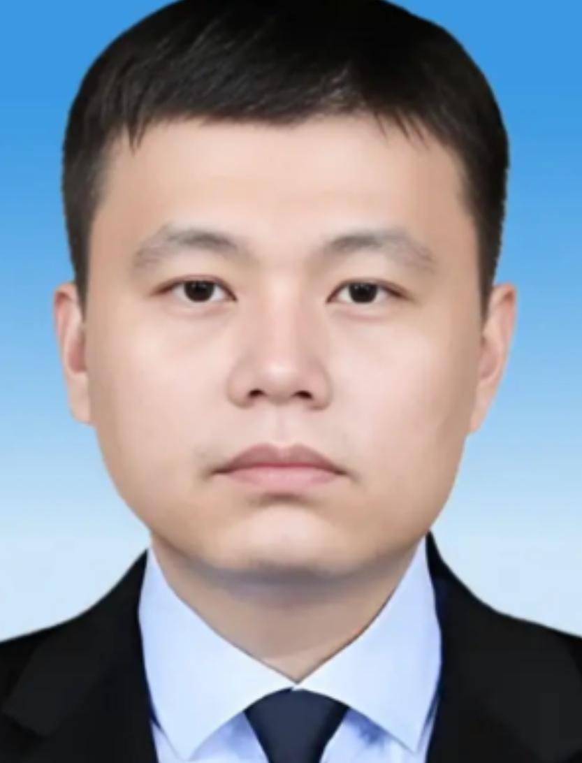2006年，广东顺德海关的一名普通公务员晚上回到家，悄悄对妻子说：老婆，我的银行