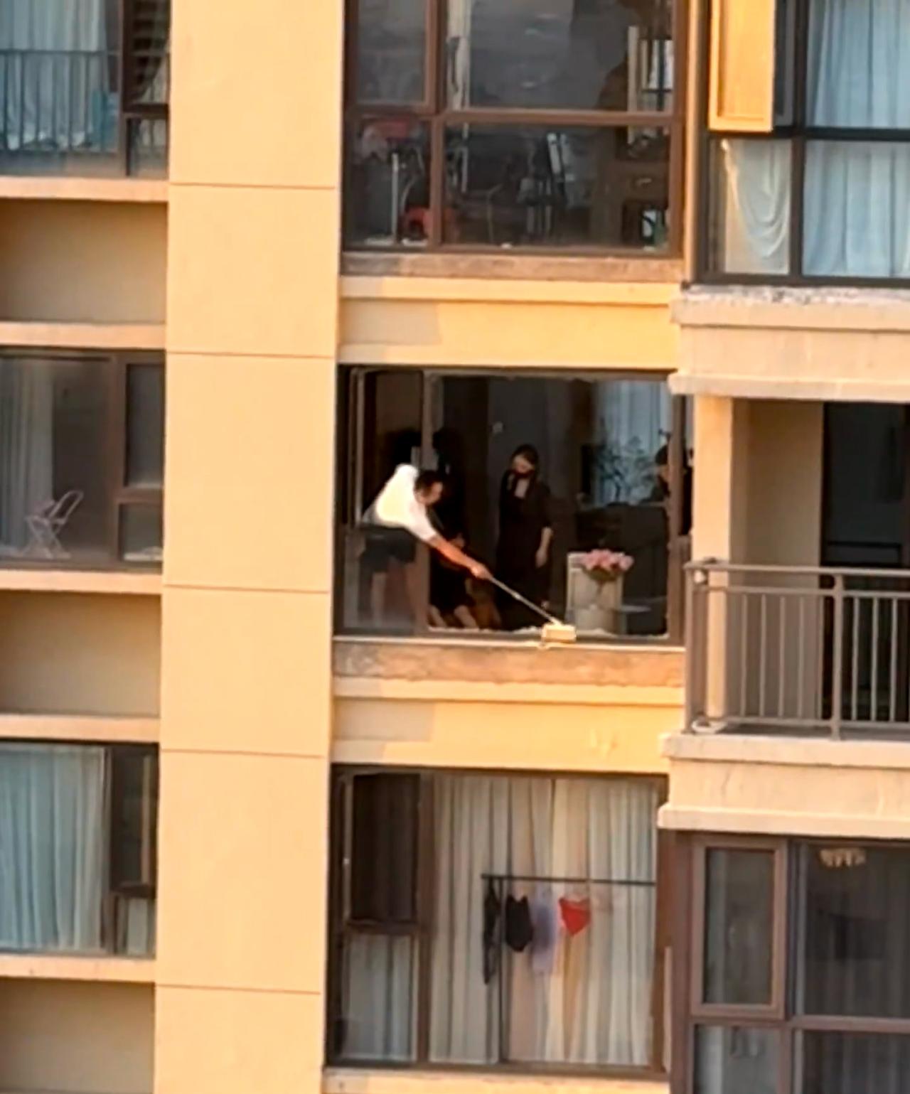 好吓人！对面落地窗爆了。对面负责清扫的是物业保安，楼下位置是拉了警戒线禁止通
