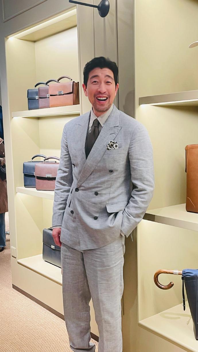 今天王千源在北京出席时尚活动，她这次搭配的很有时尚范儿，还展现出了一种雅痞风。