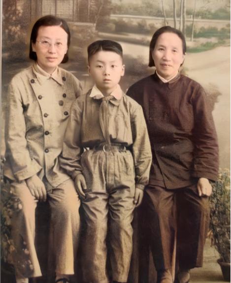 1950年，毛泽民的发妻王淑兰生活在江西南昌，当她得知毛泽民的第三任妻子也到了南