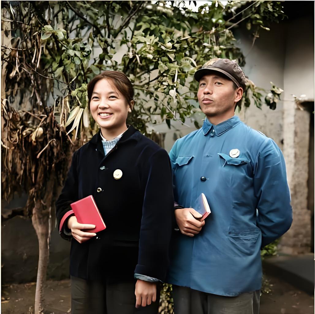 “文革”中，手持毛主席语录，胸带毛主席像章的夫妻。