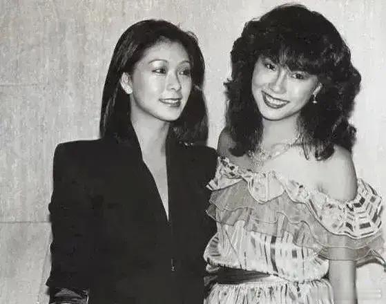 夏文汐和叶童隔了40年，不得不承认岁月是把杀猪刀，但优雅的老去也很美！！​​