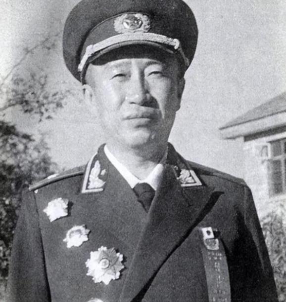 1955年，授勋礼过后，彭德怀怒气冲冲地闯入毛主席办公室，一进门，就激动地说道：