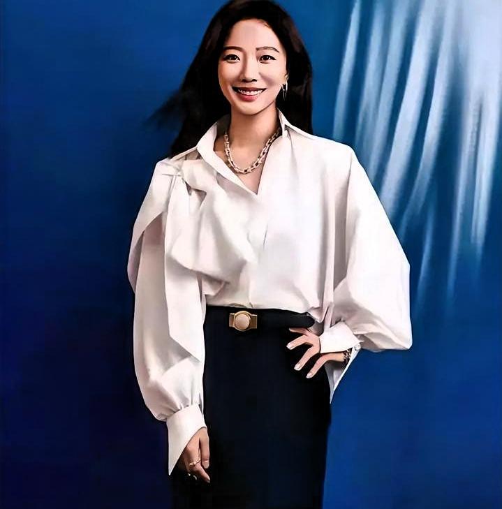 王珞丹给张月颁年度队长奖，两个人往台上一站，弹幕全在刷同一句话：“这剧本是不是复