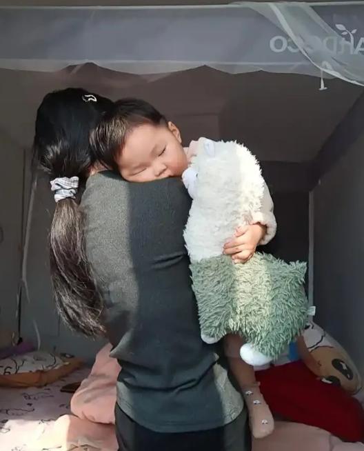 “太解气了！”男子深夜归家倒头熟睡，妻子在公婆的配合下悄悄绑住他的双手，等他惊