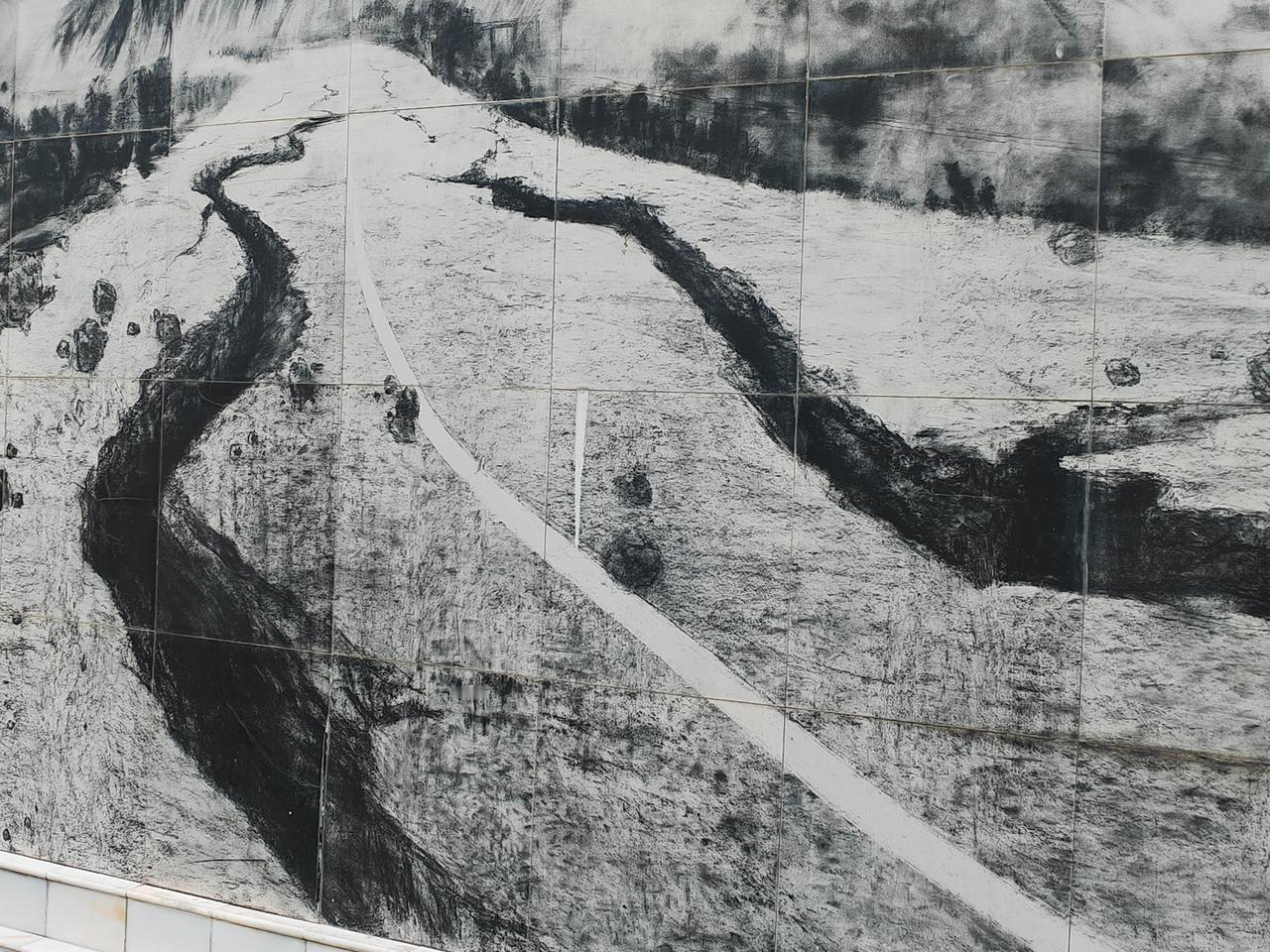 这是几张汶川二00八年五一二大地震艺术墙上的画面。（山崩地裂，紧急抗震救灾，中央