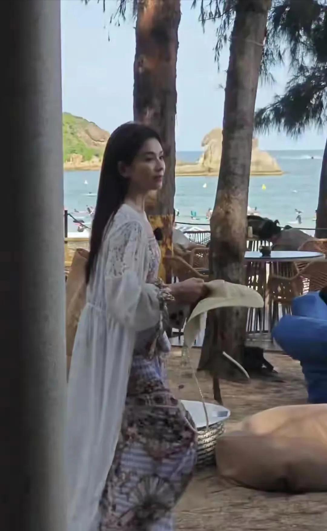 刘涛海边游玩！现在状态真年轻，自然点就很美。#刘涛，美女##刘涛印象##刘