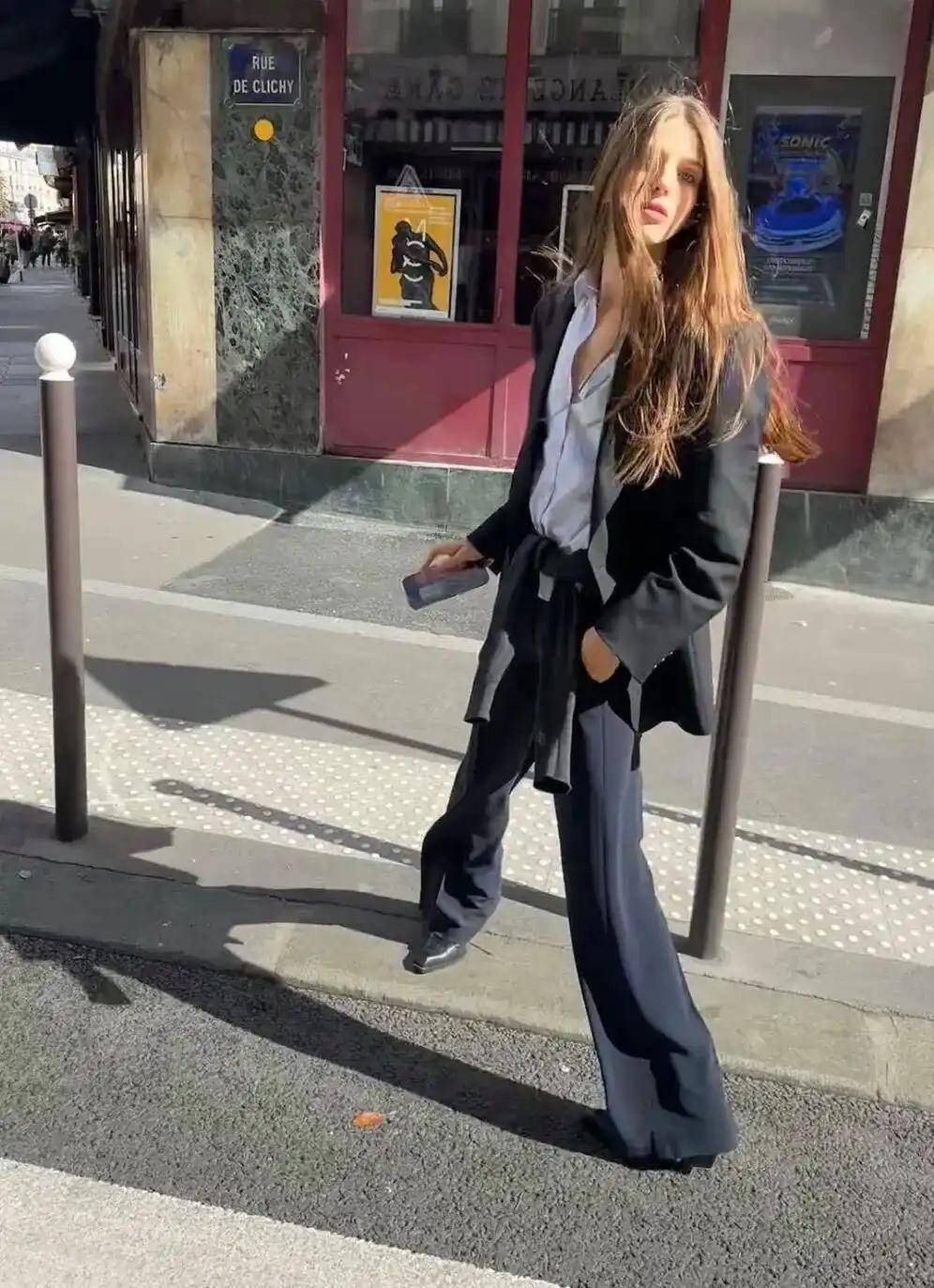 春天穿衣不必用力过度，学会放松更显从容。西装敞开穿、衬衫自然垂落、混搭运动风，都