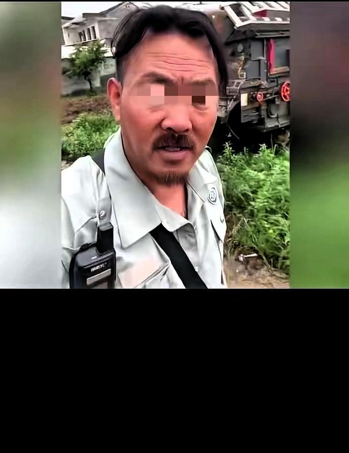 一个开收割机的师傅，发了条视频。活儿在湖北干完了，不大，就1800块钱。他找到