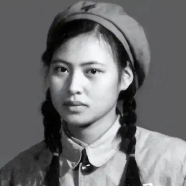 1954年，一个刚从朝鲜战场立了三等功的21岁姑娘，正满心欢喜地准备报考大学。但