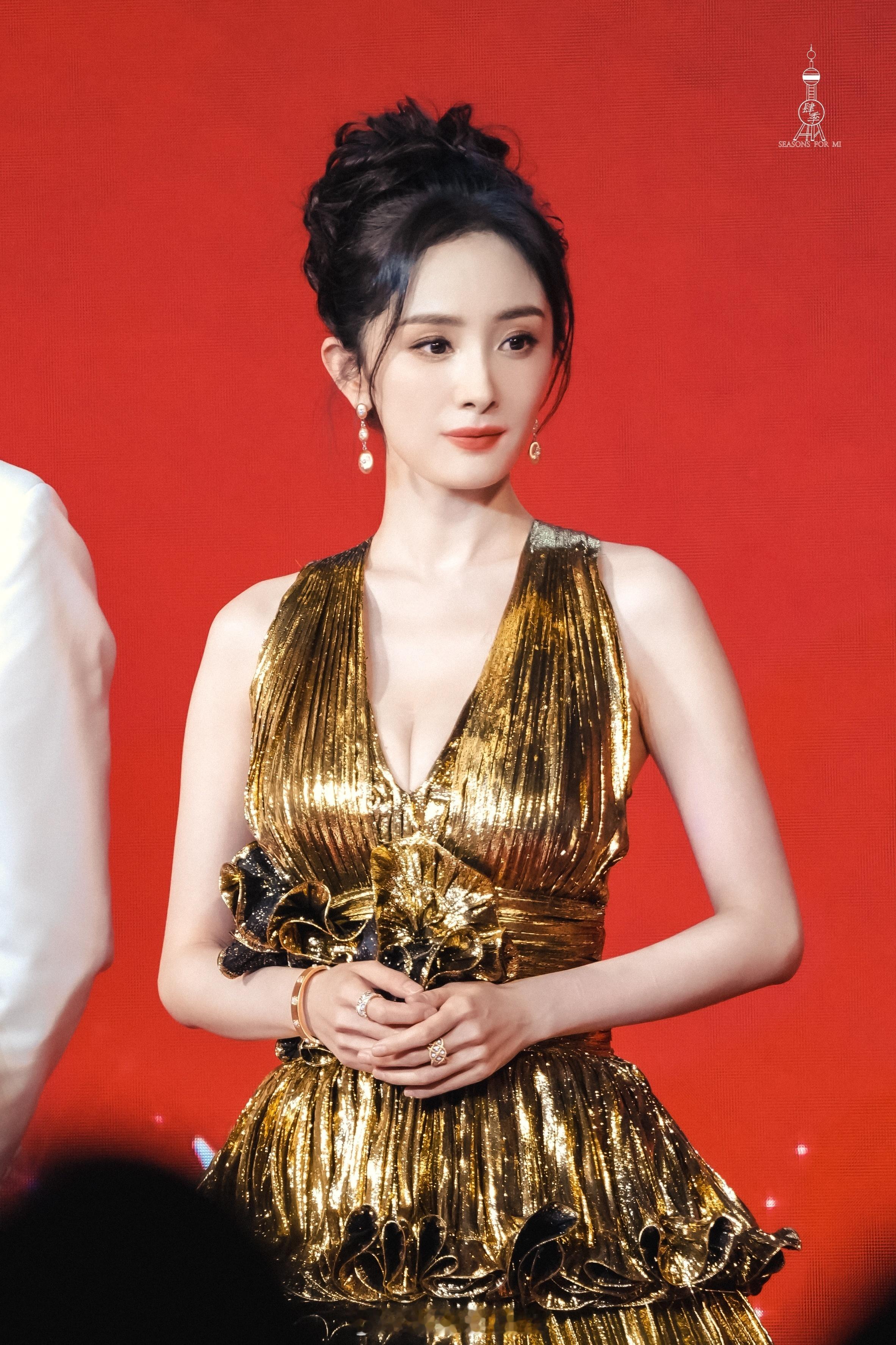 杨幂雅诗兰黛三亚活动现场祝大家六一节日快乐🙌​​​