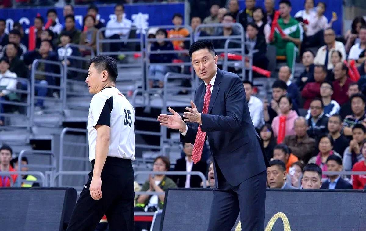 徐杰三场出手没上双宏远赢球却把他晾在底角，三分手感直接冻成冰。赛