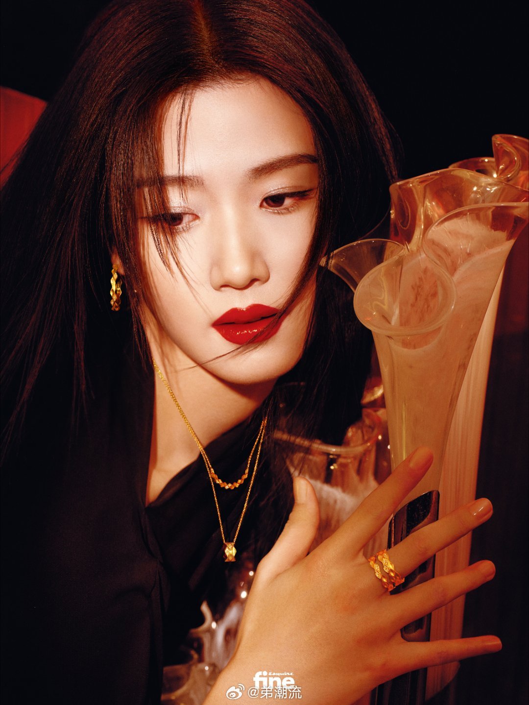 翻开《时尚先生fine》春日开季封面，卢昱晓带来了全新的视觉冲击。以往印象里她是