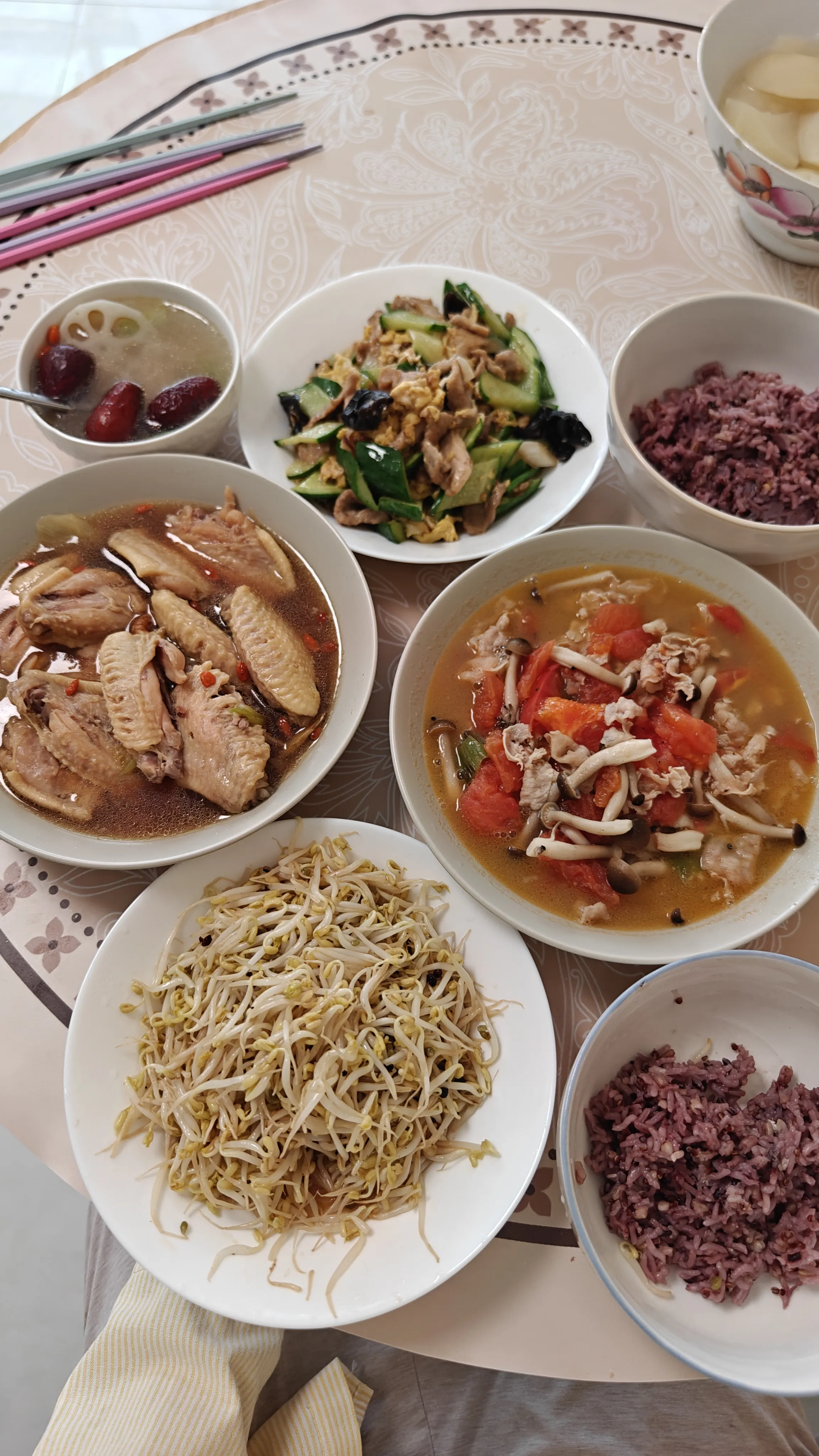 昨天给闺女们做了四菜一汤。木须肉、炖鸡翅、番茄蘑菇烧牛肉，还有她们爱吃的清炒